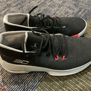Men's 8.5 black Under Armour basketball shoes, mint condition